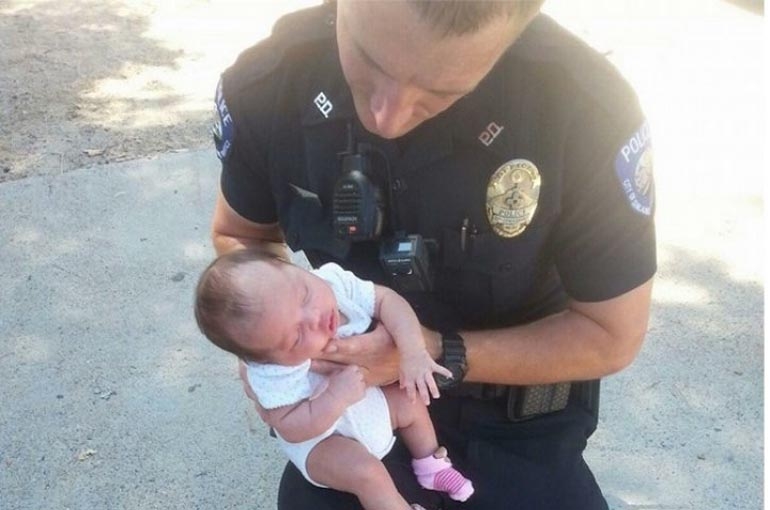 heroj policajac spasio bebu