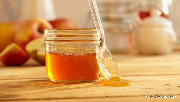 Image: 0198875754, License: Royalty free, A jar of honey with a spoon with fresh apples in the background, Property Release: No or not aplicable, Model Release: No or not aplicable, Credit line: Profimedia.com, FoodCollection