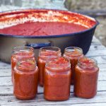 Paradajz sos po starinskom receptu: Savršen za zimnicu, vraća miris detinjstva Paradajz sos po starinskom receptu: Savršen za zimnicu, vraća miris detinjstva - featured image