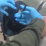 SKANDAL NA AERODROMU! Policajci primijetili muškarca sa čudnom frizurom, pa ga OŠIŠALI: Sve što se desilo poslije toga doživjeli su kao najveći šok u svojim životima (FOTO, VIDEO) SKANDAL NA AERODROMU! Policajci primijetili muškarca sa čudnom frizurom, pa ga OŠIŠALI: Sve što se desilo poslije toga doživjeli su kao najveći šok u svojim životima (FOTO, VIDEO) - featured image