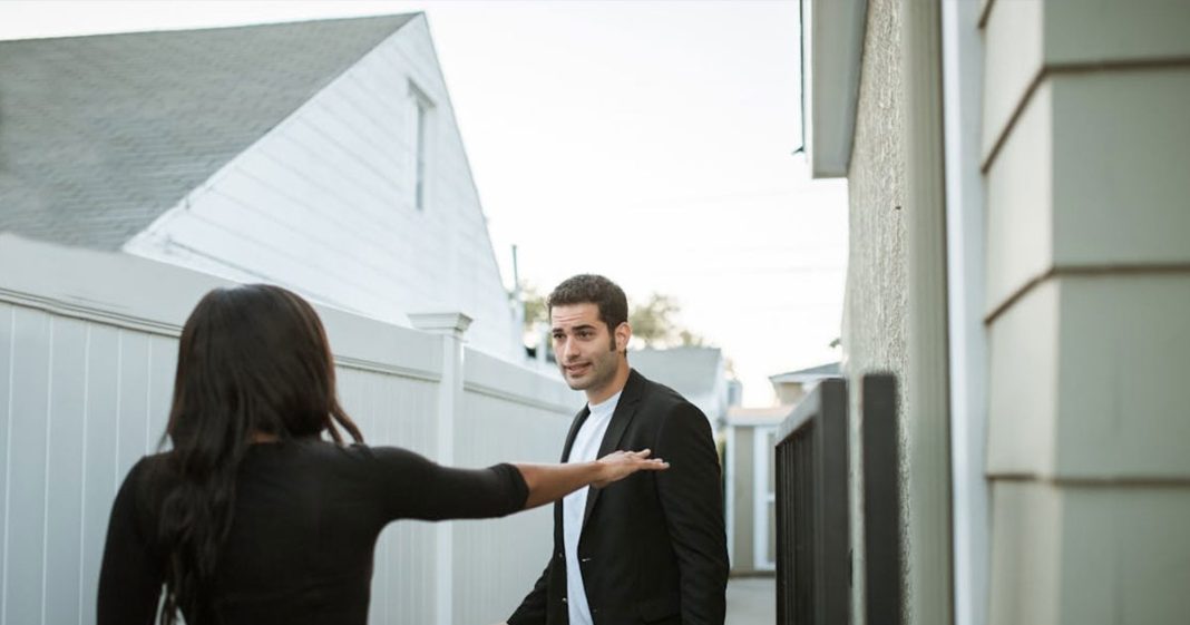 Četiri znaka koji otkrivaju da partner više nije zainteresovan - featured image Četiri znaka koji otkrivaju da partner više nije zainteresovan - featured image