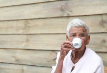 Skromni engleski seljak živio je 100 godina zahvaljući tečnosti koju obično prosipamo! Skromni engleski seljak živio je 100 godina zahvaljući tečnosti koju obično prosipamo! - featured image