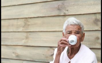 Skromni engleski seljak živio je 100 godina zahvaljući tečnosti koju obično prosipamo! Skromni engleski seljak živio je 100 godina zahvaljući tečnosti koju obično prosipamo! - featured image