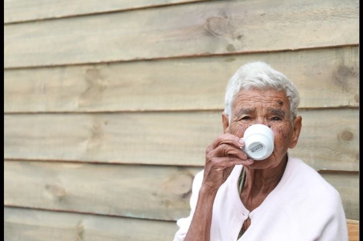 Skromni engleski seljak živio je 100 godina zahvaljući tečnosti koju obično prosipamo! - featured image Skromni engleski seljak živio je 100 godina zahvaljući tečnosti koju obično prosipamo! - featured image