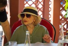 “Jede jagnjetinu, popije i pivo, a cigare pali jednu za drugom”: Evo kako sa 94 Mira Banjac uspeva da bude živa legenda “Jede jagnjetinu, popije i pivo, a cigare pali jednu za drugom”: Evo kako sa 94 Mira Banjac uspeva da bude živa legenda - featured image