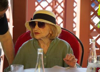 “Jede jagnjetinu, popije i pivo, a cigare pali jednu za drugom”: Evo kako sa 94 Mira Banjac uspeva da bude živa legenda “Jede jagnjetinu, popije i pivo, a cigare pali jednu za drugom”: Evo kako sa 94 Mira Banjac uspeva da bude živa legenda - featured image