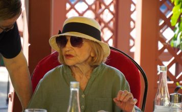 “Jede jagnjetinu, popije i pivo, a cigare pali jednu za drugom”: Evo kako sa 94 Mira Banjac uspeva da bude živa legenda “Jede jagnjetinu, popije i pivo, a cigare pali jednu za drugom”: Evo kako sa 94 Mira Banjac uspeva da bude živa legenda - featured image