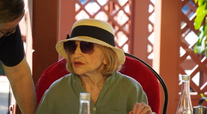 “Jede jagnjetinu, popije i pivo, a cigare pali jednu za drugom”: Evo kako sa 94 Mira Banjac uspeva da bude živa legenda “Jede jagnjetinu, popije i pivo, a cigare pali jednu za drugom”: Evo kako sa 94 Mira Banjac uspeva da bude živa legenda - featured image