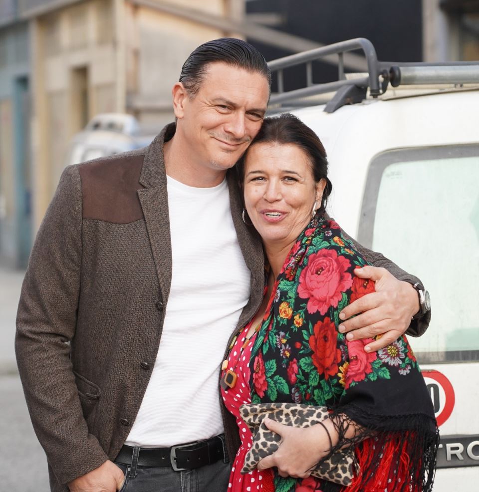 Naš čuveni glumac oženio je manekenku koja je radila sa najvećim svetskim zvezdama: Rodila je 3 sina pa otišla na selo da okopava baštu i gaji kokoši - featured image Naš čuveni glumac oženio je manekenku koja je radila sa najvećim svetskim zvezdama: Rodila je 3 sina pa otišla na selo da okopava baštu i gaji kokoši - featured image