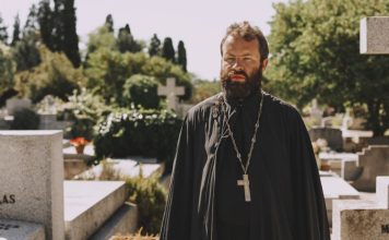 Ocu Vladimiru se selo divilo zbog idiličnog života sa Marinom i 6 dece: Ali je komšija video šta njegova supruga godinama radi i zgrozio se Ocu Vladimiru se selo divilo zbog idiličnog života sa Marinom i 6 dece: Ali je komšija video šta njegova supruga godinama radi i zgrozio se - featured image