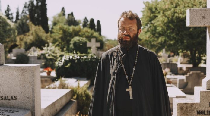 Ocu Vladimiru se selo divilo zbog idiličnog života sa Marinom i 6 dece: Ali je komšija video šta njegova supruga godinama radi i zgrozio se Ocu Vladimiru se selo divilo zbog idiličnog života sa Marinom i 6 dece: Ali je komšija video šta njegova supruga godinama radi i zgrozio se - featured image