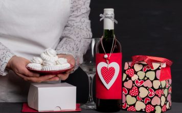 Šta je primereno da se nosi na slavu? 7 otmenih, a ne tako skupih poklona koji će oduševiti svakog domaćina Šta je primereno da se nosi na slavu? 7 otmenih, a ne tako skupih poklona koji će oduševiti svakog domaćina - featured image