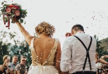 Primijetio je muškarca u pozadini fotografije – i sve se promijenilo Primijetio je muškarca u pozadini fotografije – i sve se promijenilo - featured image