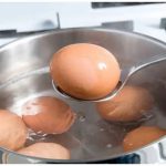 Kad kuhate jaja dodajte u vodu 1 sastojak: Neće popucati i oguliće se očas posla! Kad kuhate jaja dodajte u vodu 1 sastojak: Neće popucati i oguliće se očas posla! - featured image