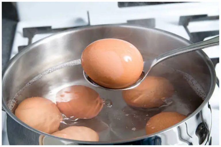 Kad kuhate jaja dodajte u vodu 1 sastojak: Neće popucati i oguliće se očas posla! - featured image Kad kuhate jaja dodajte u vodu 1 sastojak: Neće popucati i oguliće se očas posla! - featured image