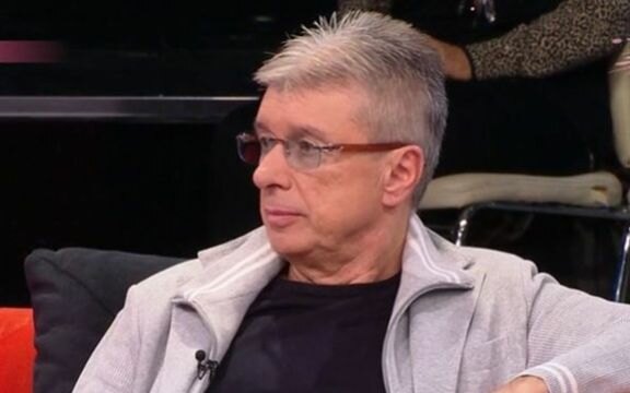 NAŠ P0PULARNl PJEVAČ P0PLJUVA0 Sašu Popovića, otkrio jezive detalje! EVO ŠTA IM JE RADIO U TOKU TAKMIČENJA, A I POSLIJE… NAŠ P0PULARNl PJEVAČ P0PLJUVA0 Sašu Popovića, otkrio jezive detalje! EVO ŠTA IM JE RADIO U TOKU TAKMIČENJA, A I POSLIJE… - featured image