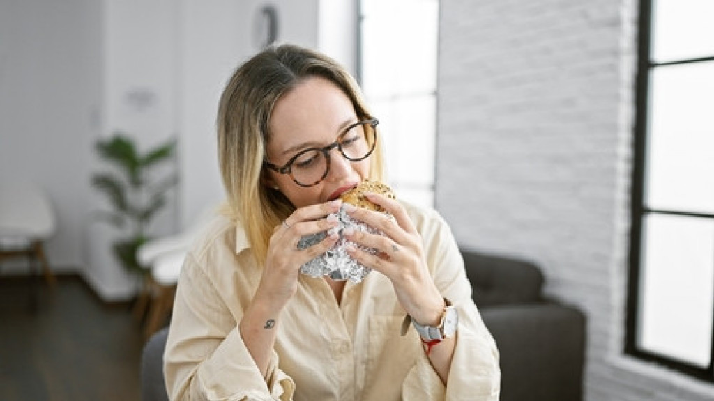 Zimi jedete bez kontrole? Svi prave ovu grešku, a ona potpuno menja osećaj gladi - featured image Zimi jedete bez kontrole? Svi prave ovu grešku, a ona potpuno menja osećaj gladi - featured image