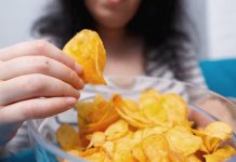 Evo šta je pronasla u omiljenom čipsu. Sastojak opasan po zdravlje Evo šta je pronasla u omiljenom čipsu. Sastojak opasan po zdravlje - featured image