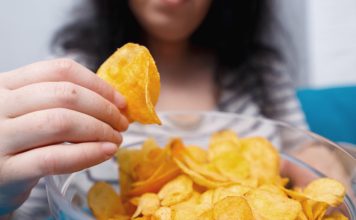 Evo šta je pronasla u omiljenom čipsu. Sastojak opasan po zdravlje Evo šta je pronasla u omiljenom čipsu. Sastojak opasan po zdravlje - featured image