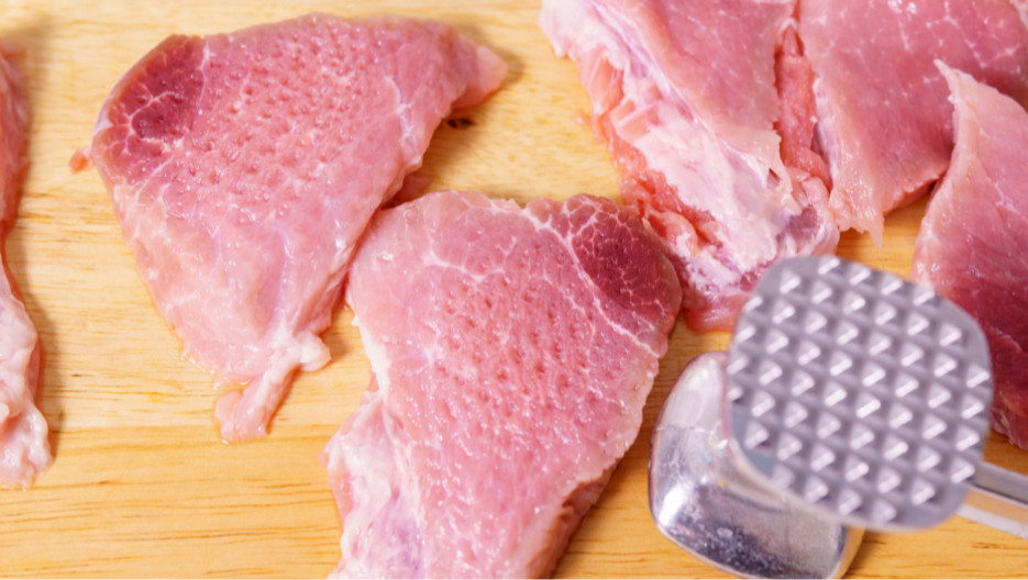 Sve vreme pogrešno pržite meso, nemojte više ovo raditi! Stari trik iskusnih kuvarica će vas raspametiti, potrebno je da uradite samo jednu stvar - featured image Sve vreme pogrešno pržite meso, nemojte više ovo raditi! Stari trik iskusnih kuvarica će vas raspametiti, potrebno je da uradite samo jednu stvar - featured image