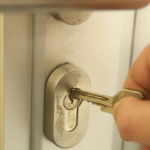 Zašto nikada ne biste trebali ostavljati ključ u bravi preko noći?