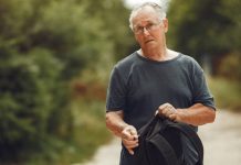 Starac sa modricama molio za hranu… dok ga sin nije prepoznao Starac sa modricama molio za hranu… dok ga sin nije prepoznao - featured image