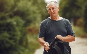 Starac sa modricama molio za hranu… dok ga sin nije prepoznao Starac sa modricama molio za hranu… dok ga sin nije prepoznao - featured image