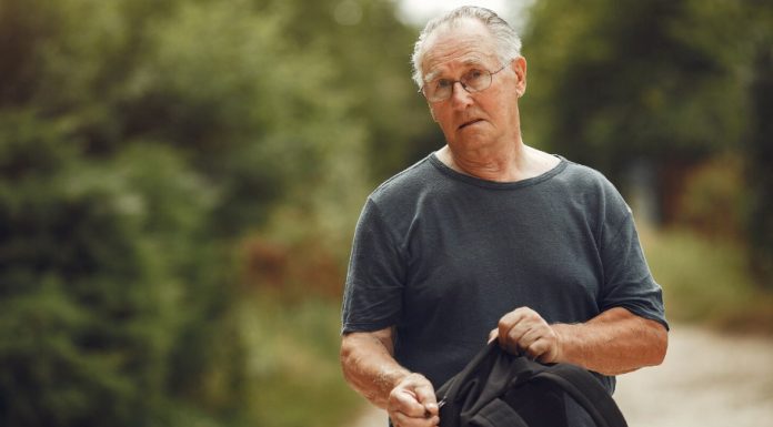 Starac sa modricama molio za hranu… dok ga sin nije prepoznao Starac sa modricama molio za hranu… dok ga sin nije prepoznao - featured image