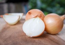 Na Badnje veče, pre ponoći, presecite glavicu luke na 12 delova: Veruje se da ćete na Božić otkriti važnu stvar Na Badnje veče, pre ponoći, presecite glavicu luke na 12 delova: Veruje se da ćete na Božić otkriti važnu stvar - featured image