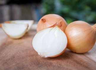 Na Badnje veče, pre ponoći, presecite glavicu luke na 12 delova: Veruje se da ćete na Božić otkriti važnu stvar Na Badnje veče, pre ponoći, presecite glavicu luke na 12 delova: Veruje se da ćete na Božić otkriti važnu stvar - featured image