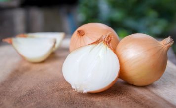 Na Badnje veče, pre ponoći, presecite glavicu luke na 12 delova: Veruje se da ćete na Božić otkriti važnu stvar Na Badnje veče, pre ponoći, presecite glavicu luke na 12 delova: Veruje se da ćete na Božić otkriti važnu stvar - featured image