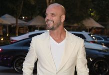 „Spavao sam u autu i brojao novac da vidim da li imam za kiflu”: Naš pevač bio u dugovima do guše, završio iza rešetaka, pa mu jedan susret skroz okrenuo život „Spavao sam u autu i brojao novac da vidim da li imam za kiflu”: Naš pevač bio u dugovima do guše, završio iza rešetaka, pa mu jedan susret skroz okrenuo život - featured image