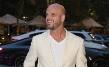 „Spavao sam u autu i brojao novac da vidim da li imam za kiflu”: Naš pevač bio u dugovima do guše, završio iza rešetaka, pa mu jedan susret skroz okrenuo život „Spavao sam u autu i brojao novac da vidim da li imam za kiflu”: Naš pevač bio u dugovima do guše, završio iza rešetaka, pa mu jedan susret skroz okrenuo život - featured image