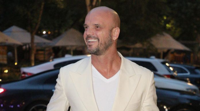 „Spavao sam u autu i brojao novac da vidim da li imam za kiflu”: Naš pevač bio u dugovima do guše, završio iza rešetaka, pa mu jedan susret skroz okrenuo život „Spavao sam u autu i brojao novac da vidim da li imam za kiflu”: Naš pevač bio u dugovima do guše, završio iza rešetaka, pa mu jedan susret skroz okrenuo život - featured image