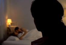 Evo kako da proverite da li vas partner vara bez da pipnete njegov telefon: Trik od 30 sekundi Evo kako da proverite da li vas partner vara bez da pipnete njegov telefon: Trik od 30 sekundi - featured image