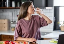 Ovo su tihi znaci da ne pijete dovoljno vode: Većina ih ignoriše i misle da je do umora, a rešenje je lako Ovo su tihi znaci da ne pijete dovoljno vode: Većina ih ignoriše i misle da je do umora, a rešenje je lako - featured image