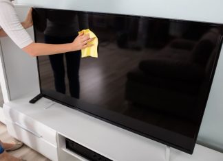 Uobičajena greška u čišćenju može uništiti vaš televizor: Ovo svi koristimo, a nismo ni svesni opasnosti Uobičajena greška u čišćenju može uništiti vaš televizor: Ovo svi koristimo, a nismo ni svesni opasnosti - featured image