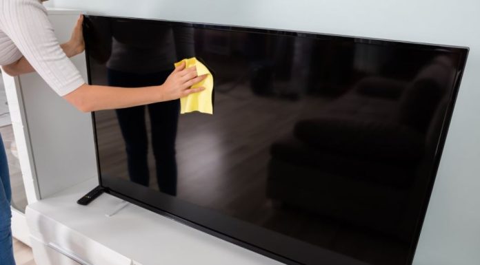 Uobičajena greška u čišćenju može uništiti vaš televizor: Ovo svi koristimo, a nismo ni svesni opasnosti Uobičajena greška u čišćenju može uništiti vaš televizor: Ovo svi koristimo, a nismo ni svesni opasnosti - featured image
