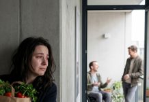 Nakon pet godina tokom kojih sam ga kupala, pomagala mu da se kreće i danonoćno bila njegova njegovateljica, slučajno sam čula kako se moj paralizirani muž smije s neznancem. Nakon pet godina tokom kojih sam ga kupala, pomagala mu da se kreće i danonoćno bila njegova njegovateljica, slučajno sam čula kako se moj paralizirani muž smije s neznancem. - featured image