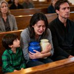 Tokom komemorativne ceremonije za moje blizance, moja svekrva me je optužila – a zatim je moja četvorogodišnja ćerka upitala pastora da li treba da otkrije šta je baka stavila u bočice.