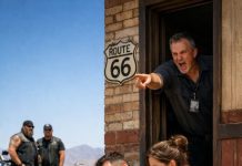 Mlada zaposlenica kafića dobila je otkaz pred mušterijama jer je pomogla motociklistu koji se srušio ispred njenog radnog mjesta — priča se da je taj tihi stranac ubrzo doveo desetine motocikala na parkiralište.