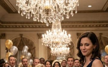 Na našoj novogodišnjoj večeri, moj muž je pred svima objavio veridbu sa svojom ljubavnicom.Sedela je pored njega, noseći narukvicu moje pokojne majke. Rekao mi je da sam već potpisala papire za razvod — nisam.Nazdravljali su svojoj ljubavi dok sam ja sedela tamo, zaboravljena. Tiho sam se osmehnula, izvadila telefon, i onda uradila nešto zbog čega je svako od njih poželeo da nikada nije smejao…