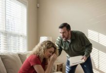 Moj muž, potpuno nesvjestan da zarađujem 4,2 milijuna dolara godišnje, pogledao me s gađenjem i odbrusio: „Ti si luda. Već sam podnio zahtjev za razvod. Iseli se iz moje kuće do sutra.”