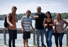 Šala koja je skoro ubila: Baka koju je sopstveni unuk gurnuo u jezero i porodica koja se smejala dok je tonula