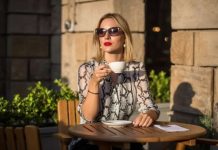 JEDNA SITNICA VAS RAZOTKRIVA: Žene koje ovo rade nikad u tuđim očima nisu PRAVE DAME već samo ‘SELJANKE’ bez bontona