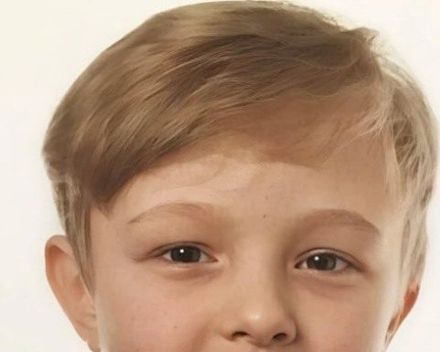 Na ovoj staroj dječjoj fotografiji nalazi se dječak kojeg danas poznaje gotovo svako. Ali tada niko nije mogao ni zamisliti da će za nekoliko godina njegov glas slušati milioni ljudi.