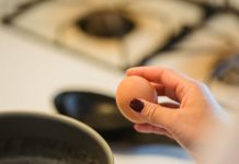 Voda u kojoj se kuhalo jaje je čisto zlato za jednu stvar u kući: Nikada je više nećete prosuti u sudoperu Voda u kojoj se kuhalo jaje je čisto zlato za jednu stvar u kući: Nikada je više nećete prosuti u sudoperu - featured image