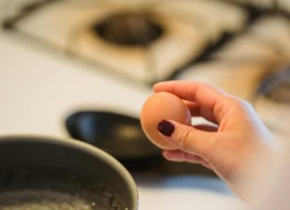 Voda u kojoj se kuhalo jaje je čisto zlato za jednu stvar u kući: Nikada je više nećete prosuti u sudoperu Voda u kojoj se kuhalo jaje je čisto zlato za jednu stvar u kući: Nikada je više nećete prosuti u sudoperu - featured image