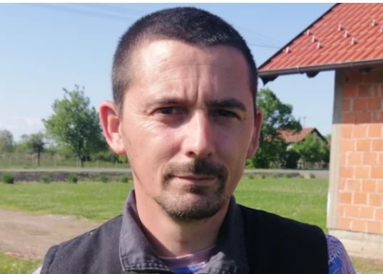 Ovaj Bosanac ima NAJLUĐE IME na Balkanu! Pop mu zato ZABRANIO ULAZAK U CRKVU, a policija ga pušta BEZ KAZNE kad zgreši: Ček samo da čujete KAKO MU SE BRAĆA ZOVU Ovaj Bosanac ima NAJLUĐE IME na Balkanu! Pop mu zato ZABRANIO ULAZAK U CRKVU, a policija ga pušta BEZ KAZNE kad zgreši: Ček samo da čujete KAKO MU SE BRAĆA ZOVU - featured image