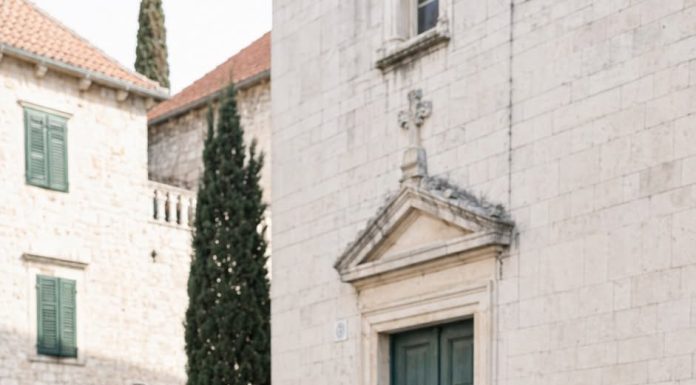 Bogata žena otjerala je gladnog starca sa stola nakon sprovoda, nazvavši ga prosjakom, ali svećenik je pred svima otvorio zapečaćeno pismo pokojnika i natjerao je da prvi put vidi koga je ponizila